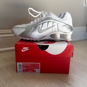 NIKE Shox R4  SIZE 5.5Y